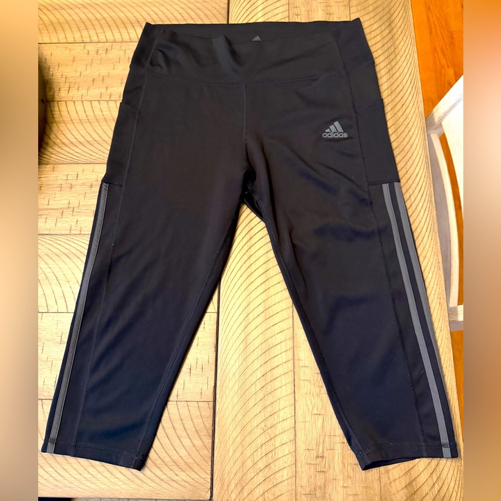 Ladies Adidas 3 stripe capri leggings with pockets size xl
